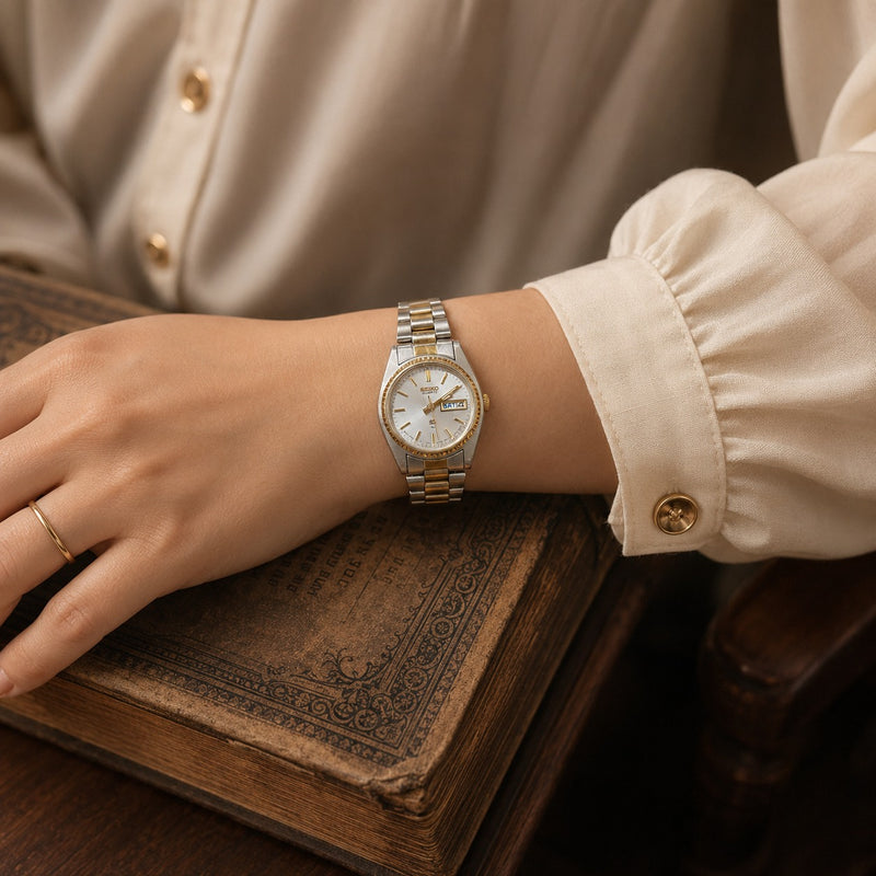 Vintage Seiko Stainless Steel Quartz Watch – Classic Day Date Design