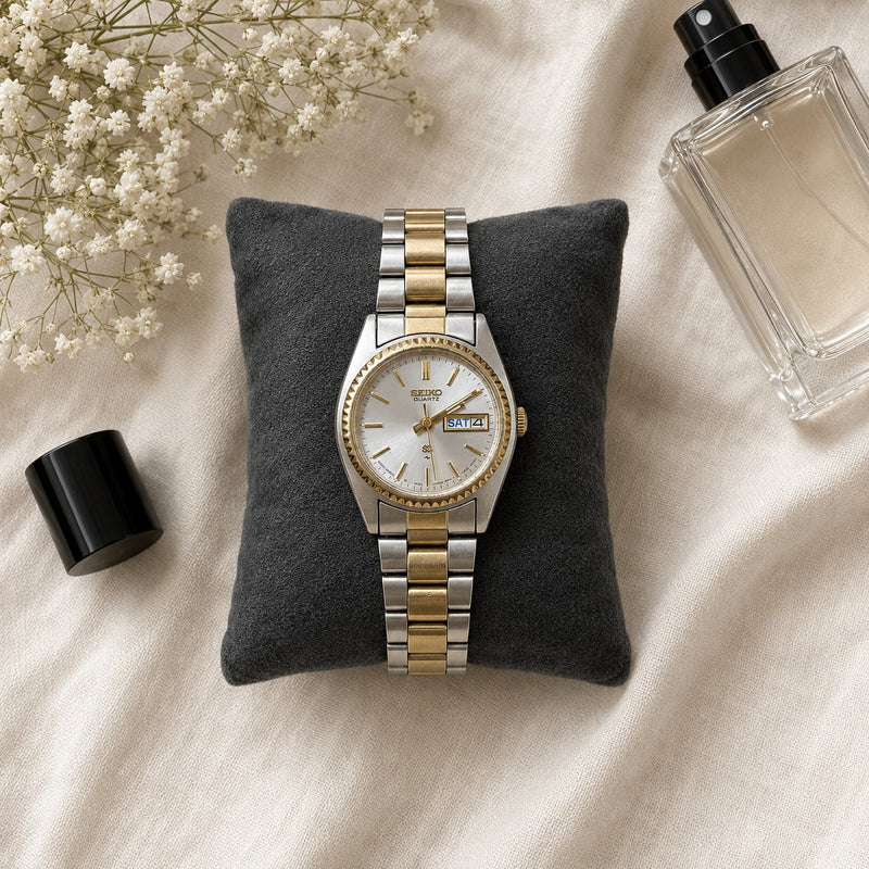 Vintage Seiko Stainless Steel Quartz Watch – Classic Day Date Design