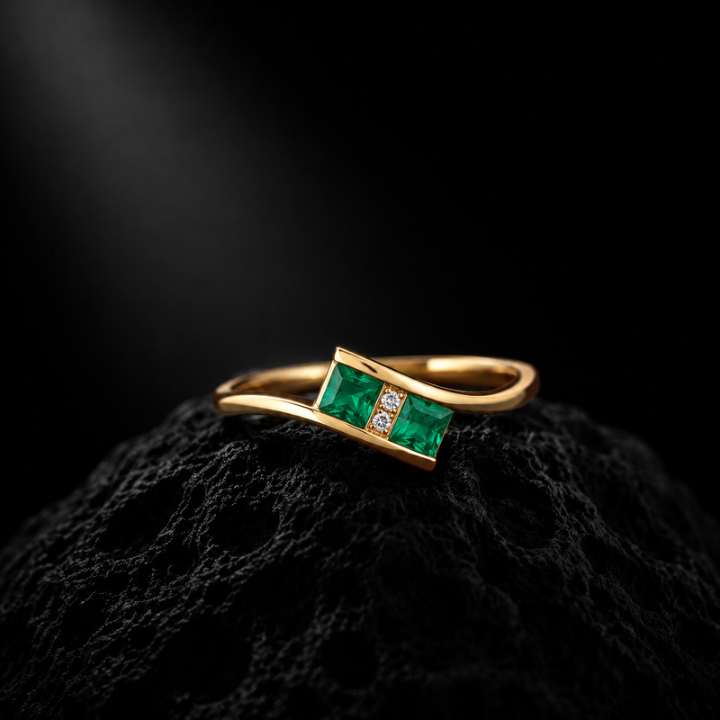 Emerald Elegance Ring – 14K Yellow Gold