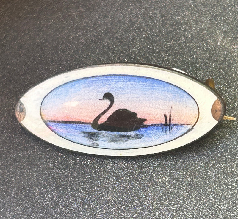 Vintage sterling silver and enamel brooch depicting a swan 1/2” x 1”