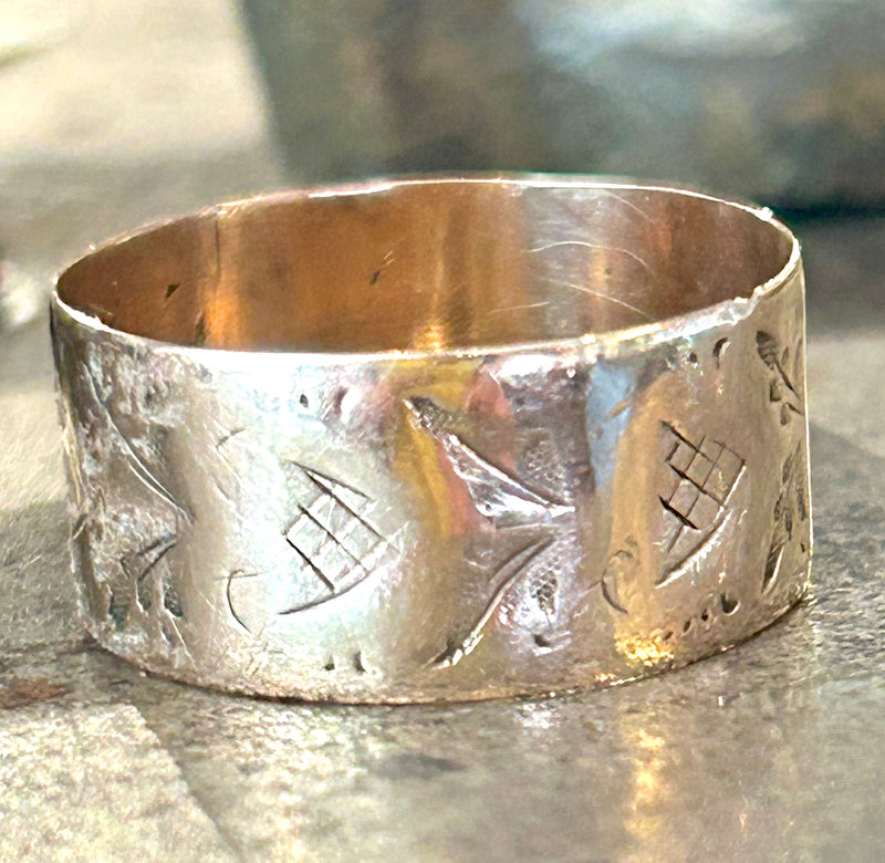 14K Victorian band with engraved abstract designs size 7 1/2