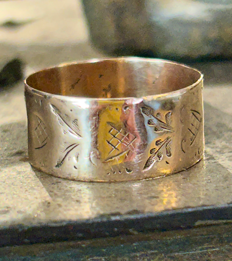 14K Victorian band with engraved abstract designs size 7 1/2