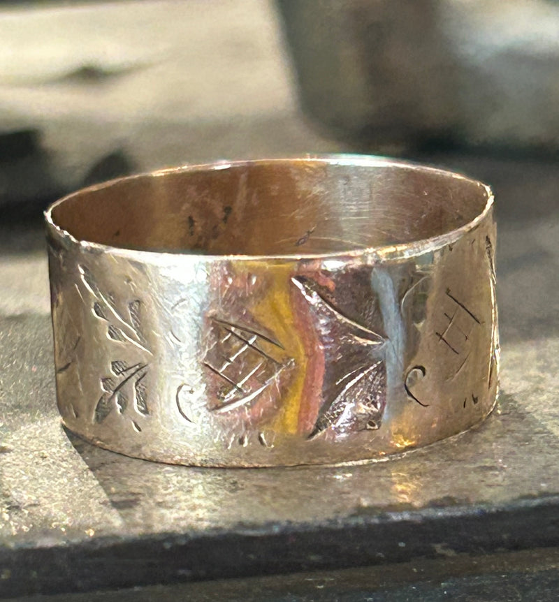 14K Victorian band with engraved abstract designs size 7 1/2