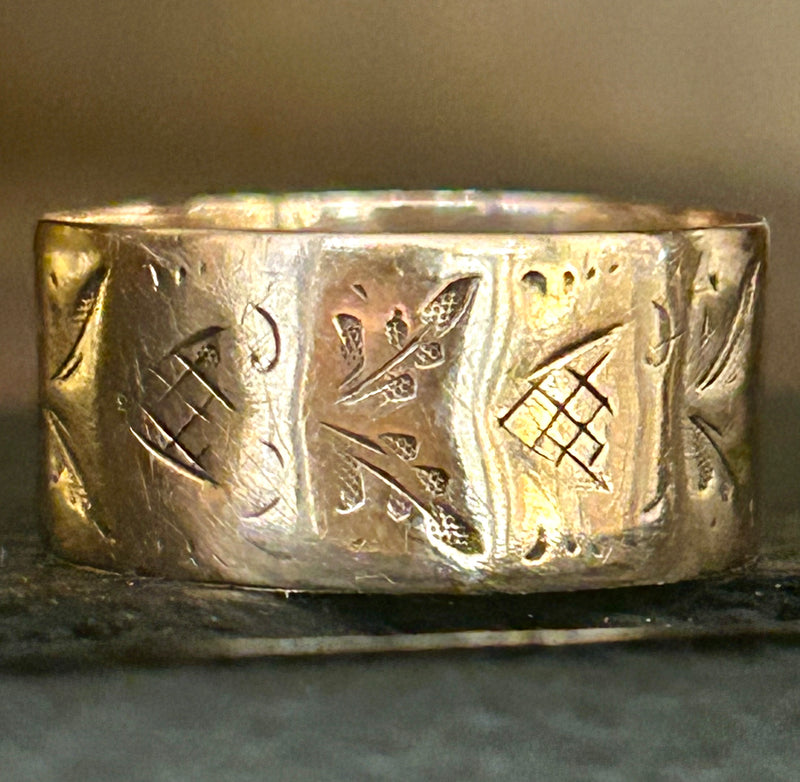 14K Victorian band with engraved abstract designs size 7 1/2