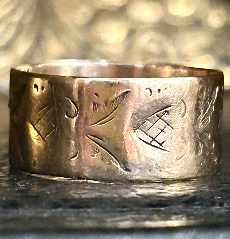14K Victorian band with engraved abstract designs size 7 1/2