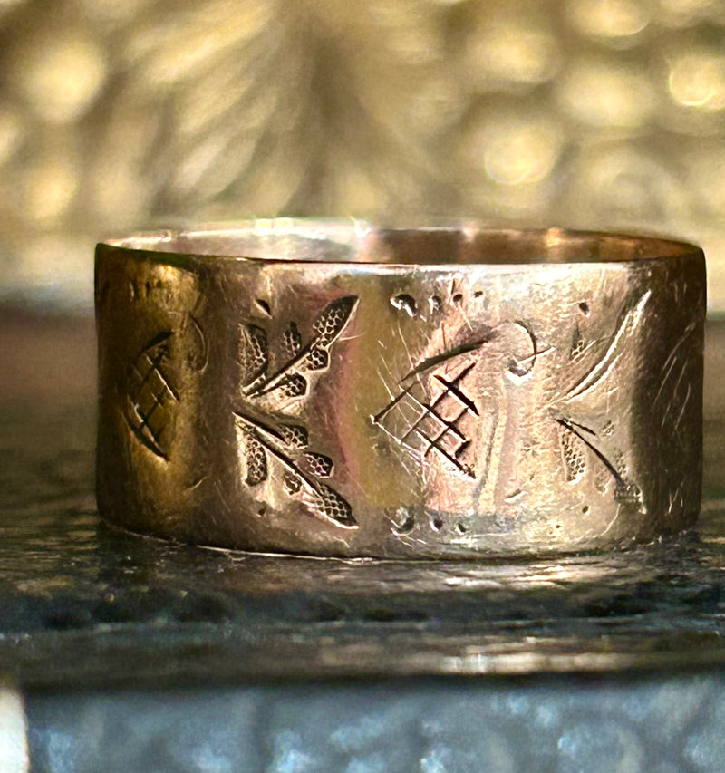 14K Victorian band with engraved abstract designs size 7 1/2