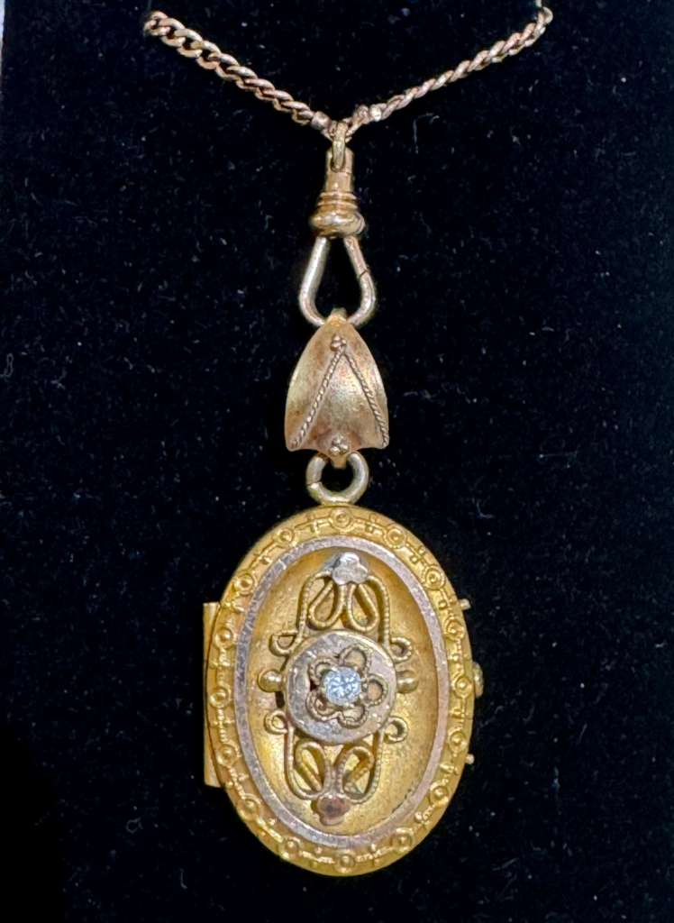 GF Victorian oval locket