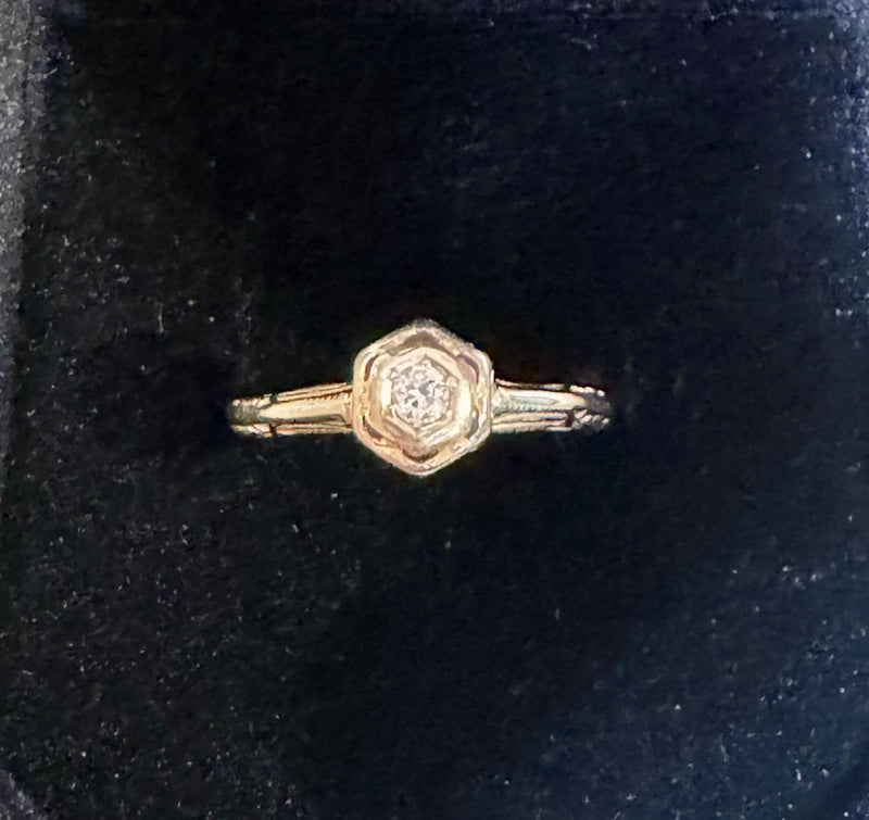 18K Deco filligree solitaire dia ring