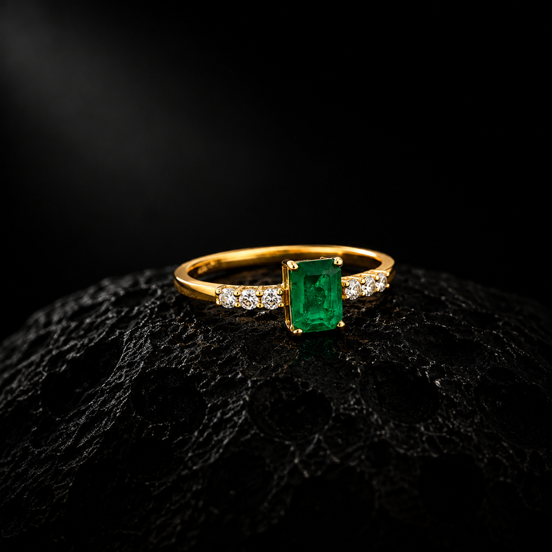 Emerald Classic Ring – 18K Yellow Gold