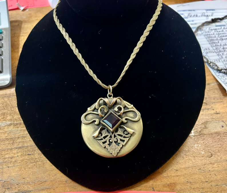 GF Art Nouv Locket